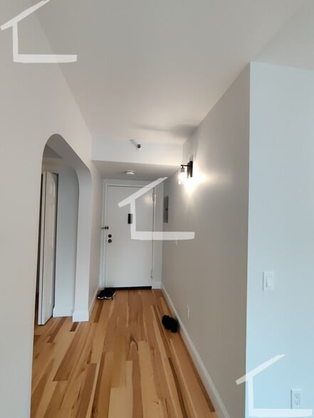 Building Photo - 1731 Beacon St