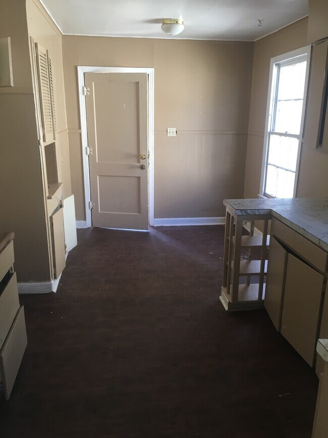 Building Photo - 314 Kelly-