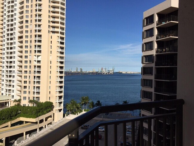 Building Photo - 540 Brickell Key Dr