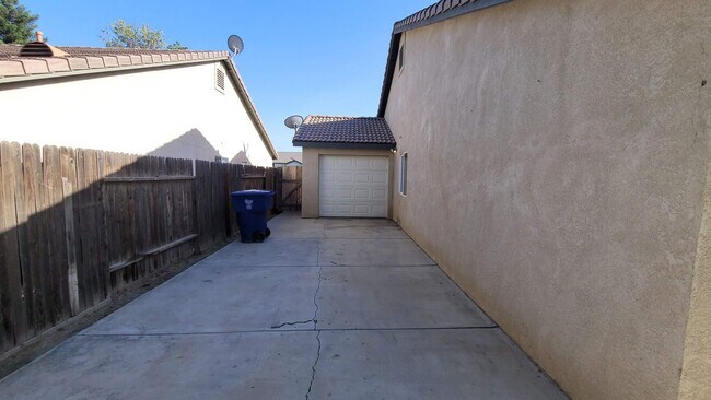 Building Photo - 4 bedroom 2-baths