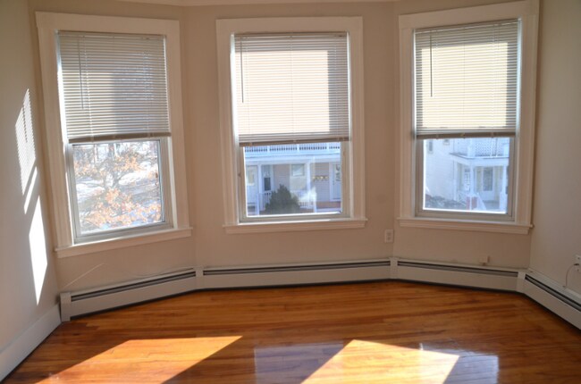 Building Photo - 10-10 Howard St