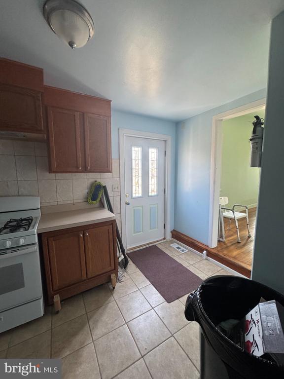 Building Photo - 332 E Broadway