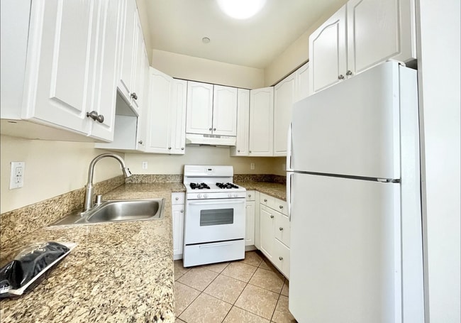 Building Photo - 22651 Del Valle St