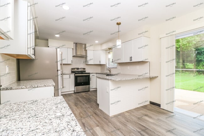 Building Photo - 7020 Lakeside Hills Dr