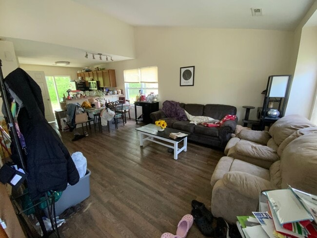 Building Photo - 3 Bedroom/2 Bathroom duplex