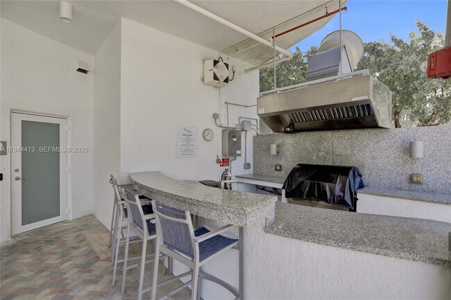 Building Photo - 6515 Collins Ave