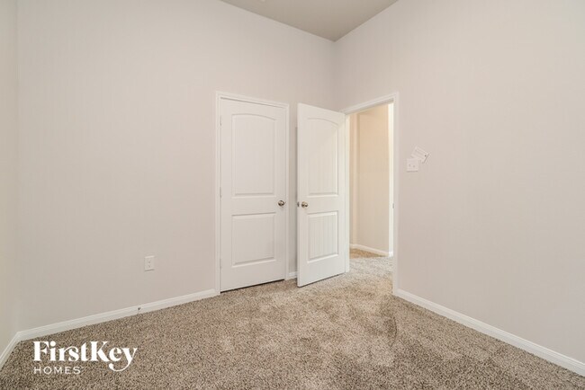 Building Photo - 14715 Country Club Dr