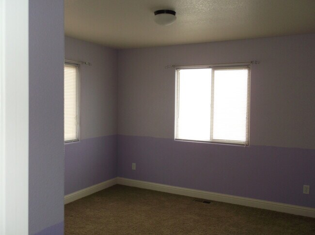 Building Photo - 3 BED 2.5 BATH SADDLE RIDGE TOWNHOUSE