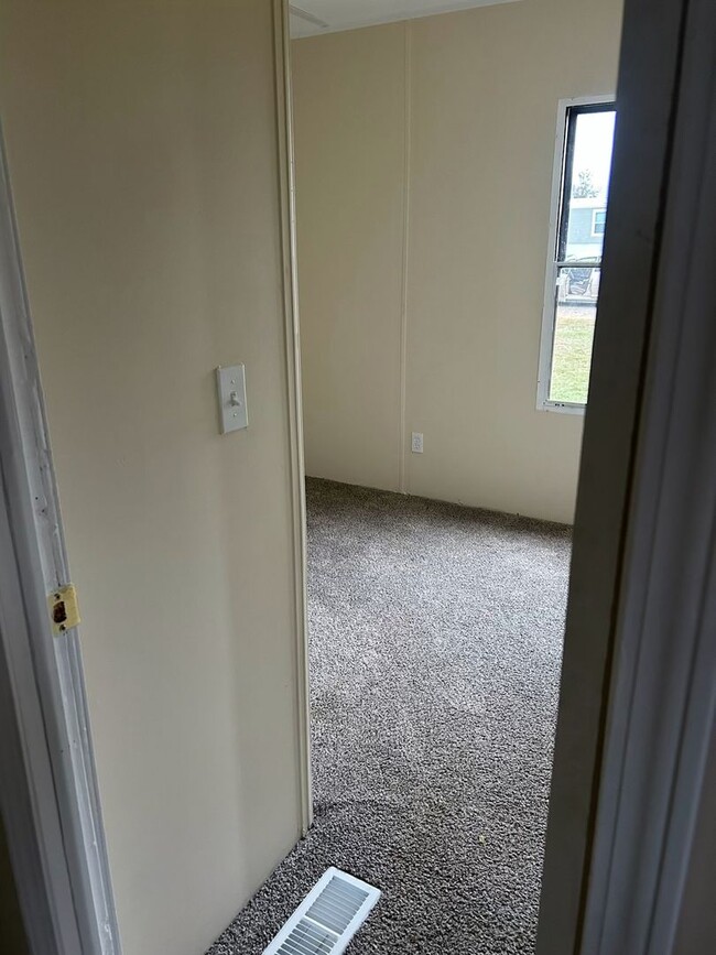 Building Photo - 2 BDR / 1 BA Newly remodeled