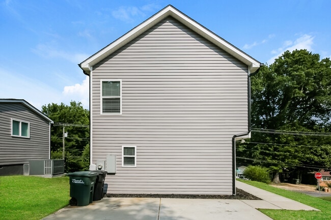 Building Photo - 104 High Ave SW