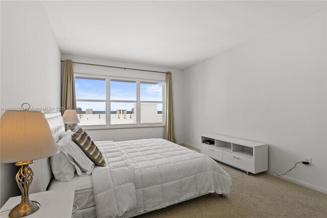 Building Photo - 9100 W Bay Harbor Dr