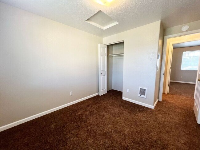 Building Photo - 782 N Cloverleaf Loop