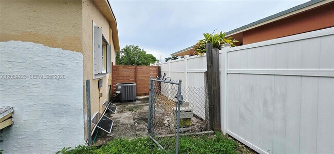 Building Photo - 580 W 34th Pl