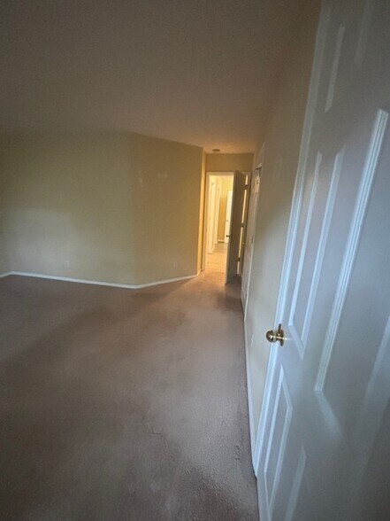 Building Photo - 633 Oakhurst Dr