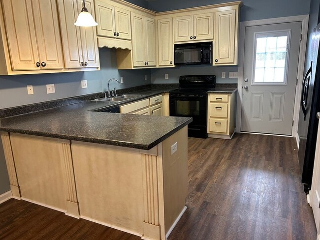 Building Photo - Cozy 3 Bed 2 Bath Home! Available August!
