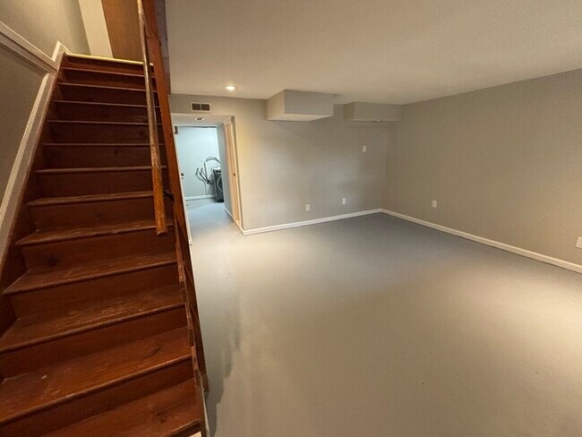 Building Photo - 3 bedrooms 3 bathrooms