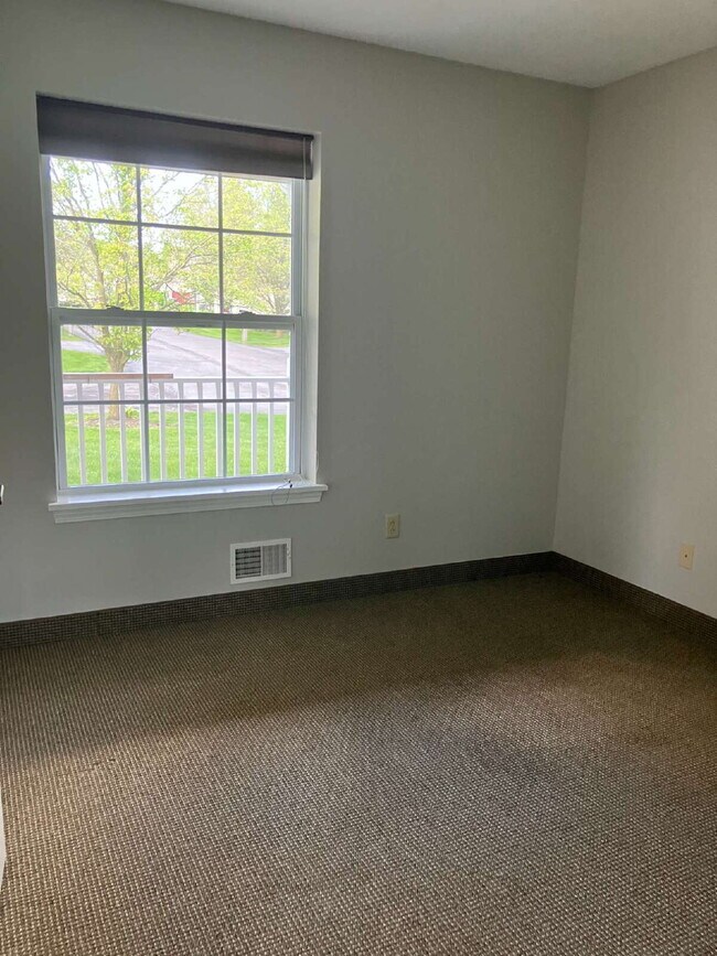 Building Photo - 2 Bedroom Townhome in Fairport Available October 1!