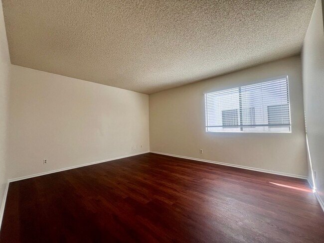 Building Photo - BELLA APARTMENTS: Beautiful 2 Bed - 2 Bath
