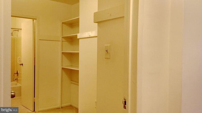 Building Photo - 10401 Grosvenor Pl