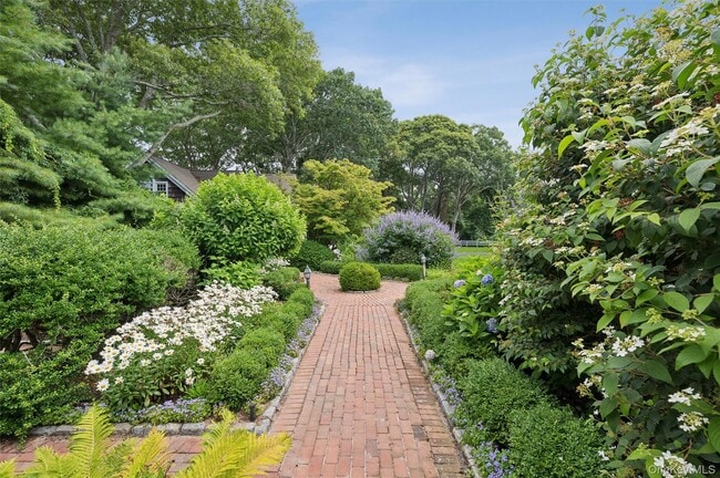 Building Photo - 20 Quogue St
