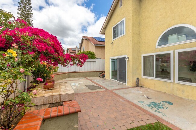Building Photo - 3BR + Bonus Room | Solar-Powered | Updated...
