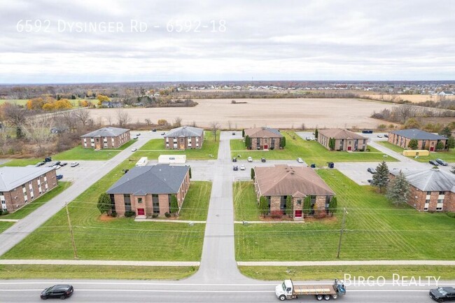 Building Photo - ROOMY 2-Bed Apartment in LOCKPORT