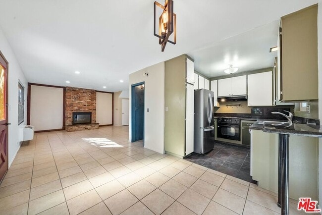 Building Photo - 11585 Riverside Dr