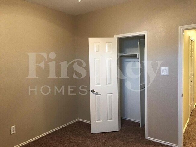 Building Photo - 2132 Montclair Ln