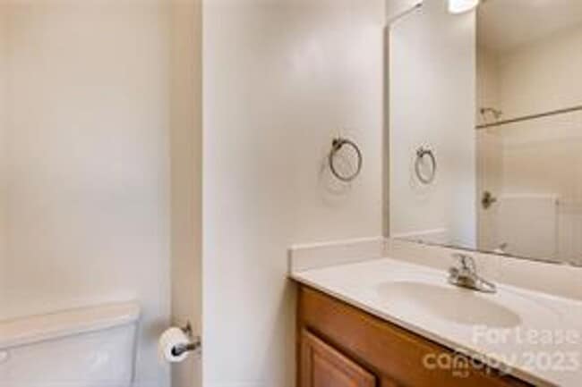Building Photo - Wonderful craftsman style end-unit townhome