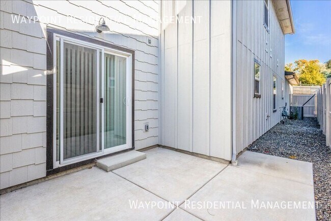 Building Photo - 1704 E Cutgrass Ln