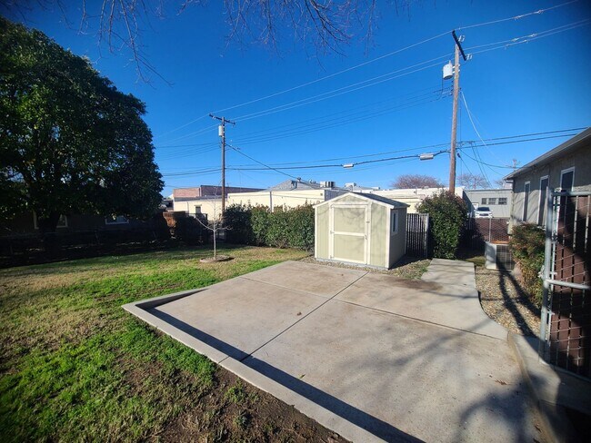 Building Photo - Action Properties R.E.S. Inc offering Central Roseville 2 Bed, 1bath  Carport Parking, Large yard...