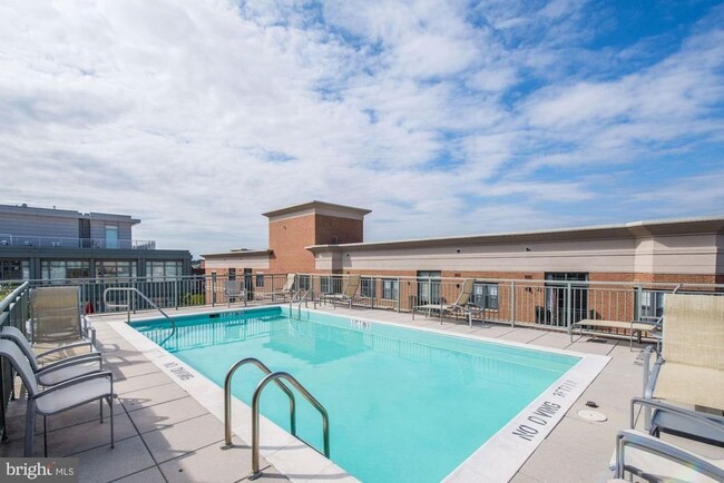 Building Photo - Upscale Living in Downtown DC! Pool, Gym, ...