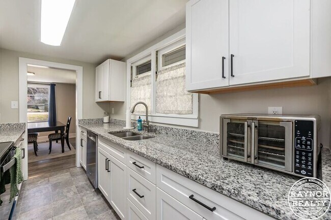 Building Photo - 429 N Main St