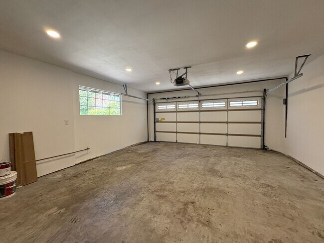 Building Photo - Stunning 4-Bedroom Home with Pool, Solar P...