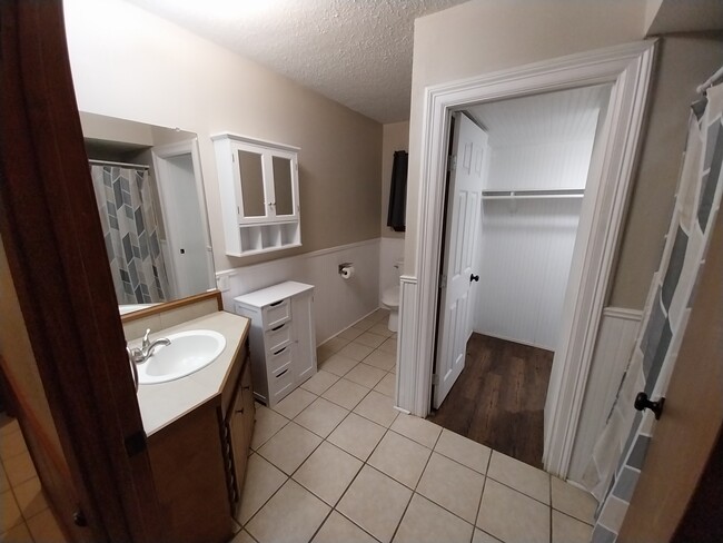 Building Photo - 608 Mayflower Ln