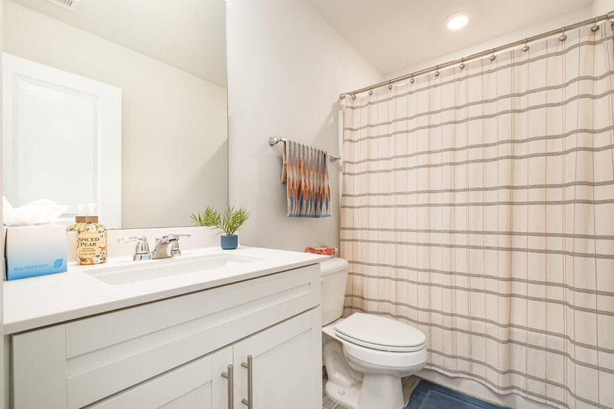 Building Photo - Room in Townhome on Truxton Ln