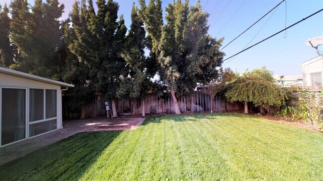 Building Photo - Room in 4 Bedroom Home at 921 Lakebird Dr