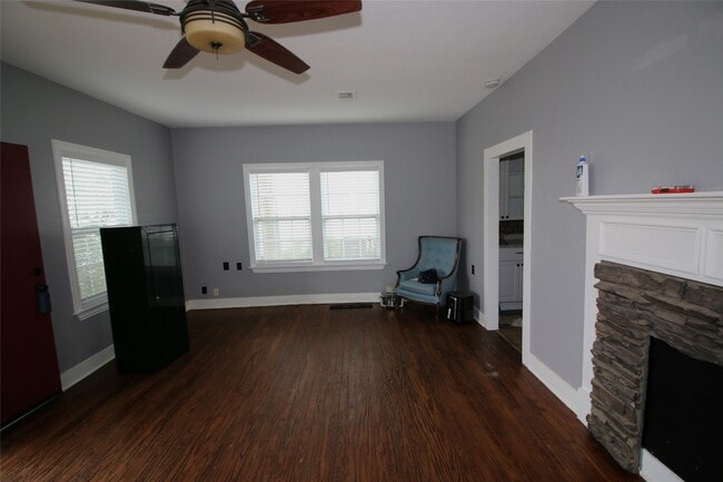 Building Photo - 418 3rd St