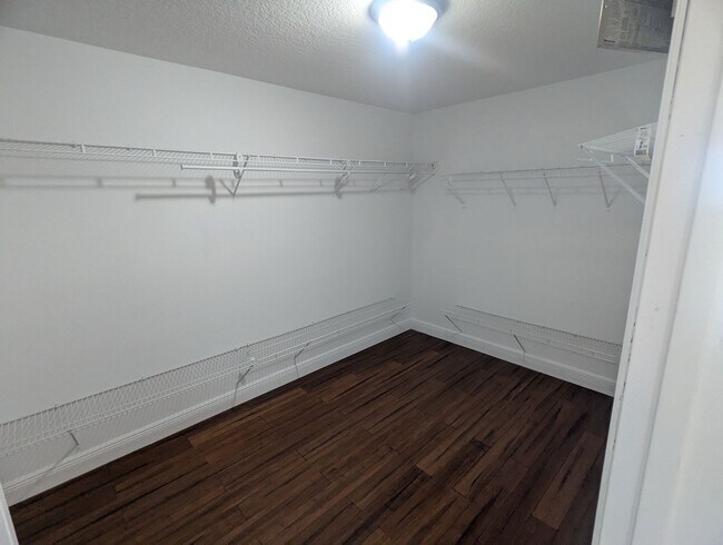 Building Photo - FOR RENT 4 Bedroom 2 1/2  Bath with Den/Office/5th bedroom, Furry  friends Welcome!