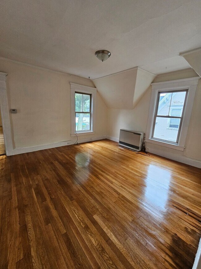 Building Photo - 605 Hall St
