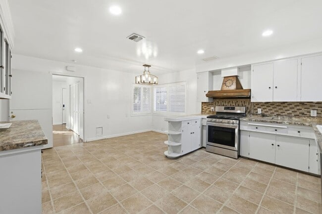 Building Photo - 9623 Adams St