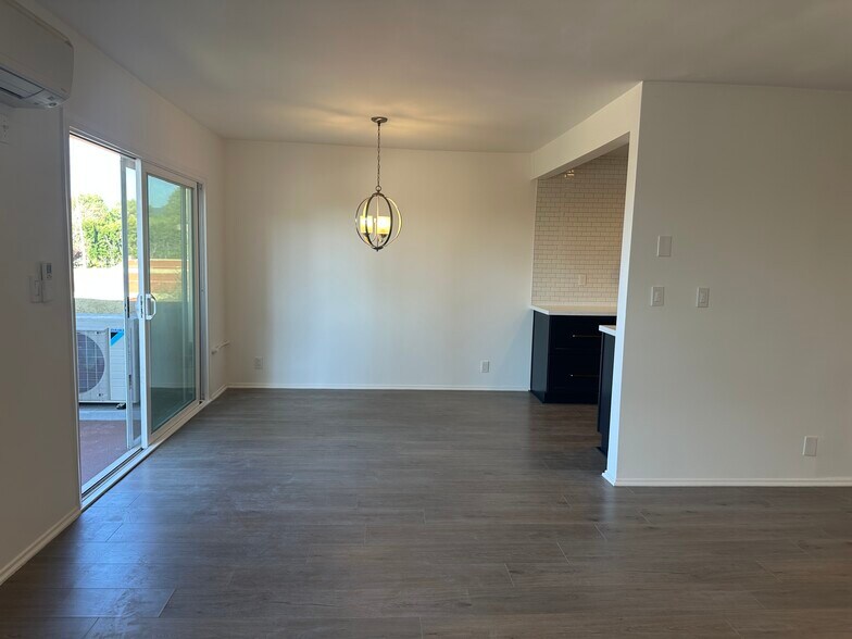 Building Photo - 5950 Buckingham Pky