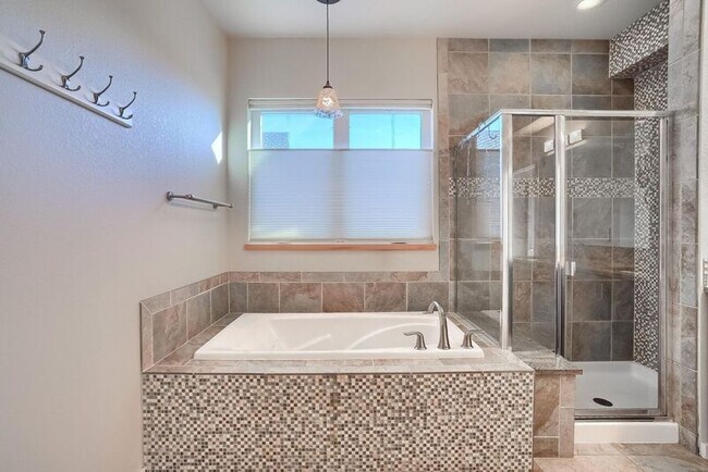 Building Photo - 2421 Rose Ct