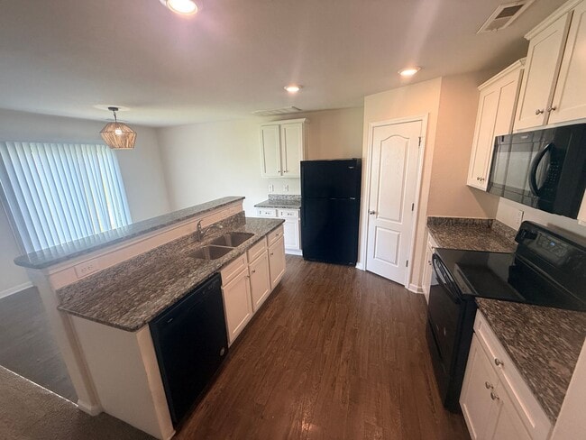 Building Photo - Beautiful townhome minutes from uptown