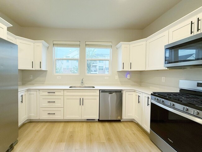 Building Photo - Pet Friendly Townhome in Willow Point – 3 ...