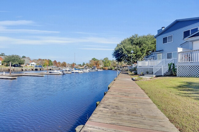Building Photo - 18 Harbour Walk Townhouses