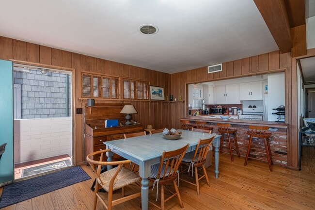 Building Photo - 2124 E Oceanfront