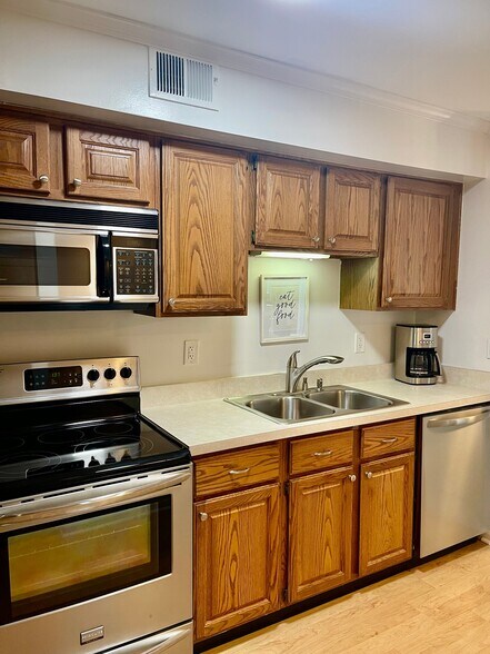 Building Photo - 113 Pinewood Cir
