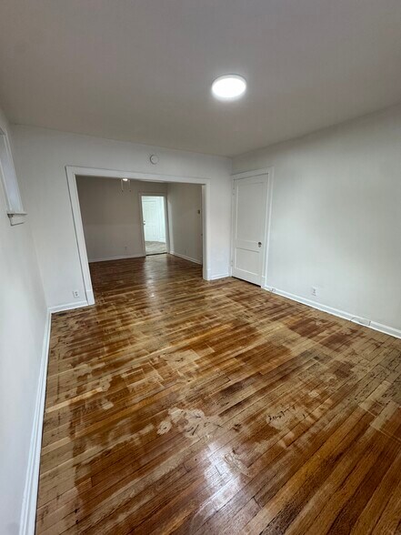 LIVING ROOM - 4962 Lindenwood Ave