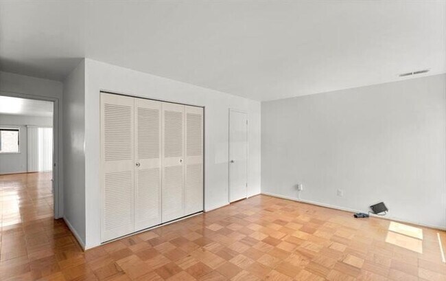 Building Photo - 112 Monroe St